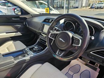JAGUAR XE AUTOMATIC 2.0i R-Sport Saloon 4dr Petrol Euro 6 (s/s) (200 ps)