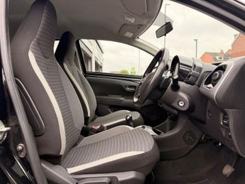 TOYOTA AYGO 1.0 VVT-i x-play Hatchback 5dr Petrol x-shift Euro 6 (71 ps)
