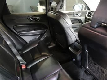 VOLVO XC60 2.0 T5 Momentum SUV 5dr Petrol Auto AWD Euro 6 (s/s) (250 ps)