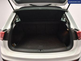 VOLKSWAGEN TIGUAN 2.0 TDI BlueMotion Tech SE Navigation SUV 5dr Diesel DSG 4Motion