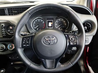 TOYOTA YARIS 1.5 VVT-i Icon Tech Hatchback 5dr Petrol CVT Euro 6 (111 ps)
