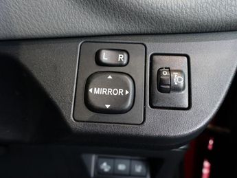 TOYOTA YARIS 1.5 VVT-i Icon Tech Hatchback 5dr Petrol CVT Euro 6 (111 ps)