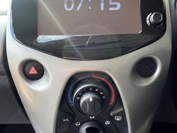 TOYOTA AYGO 1.0 VVT-i x-play Hatchback 5dr Petrol x-shift Euro 5 Euro 5 (68 