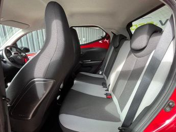 TOYOTA AYGO 1.0 VVT-i x-play Hatchback 5dr Petrol x-shift Euro 5 Euro 5 (68 
