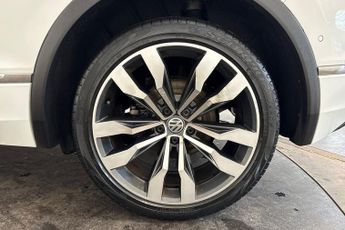 VOLKSWAGEN TIGUAN 2.0 TDI R-Line Tech SUV 5dr Diesel DSG Euro 6 (s/s) (150 ps) Pan