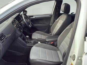 VOLKSWAGEN TIGUAN 2.0 TDI R-Line Tech SUV 5dr Diesel DSG Euro 6 (s/s) (150 ps) Pan