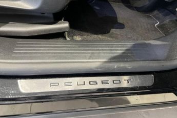 PEUGEOT E-5008 73kWh GT SUV 5dr Electric Auto (210 ps) Reverse Camera, Front / 