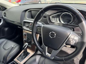 VOLVO V40 CROSS COUNTRY 1.5 T3 GPF Pro Hatchback 5dr Petrol Auto Euro 6 (s/s) (152 ps)