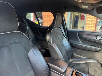 VOLVO XC40 1.5 T3 R-Design SUV 5dr Petrol Auto Euro 6 (s/s) (163 ps)