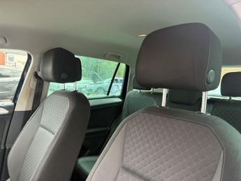 VOLKSWAGEN TIGUAN 2.0 TDI BlueMotion Tech SE Navigation SUV 5dr Diesel DSG 4Motion