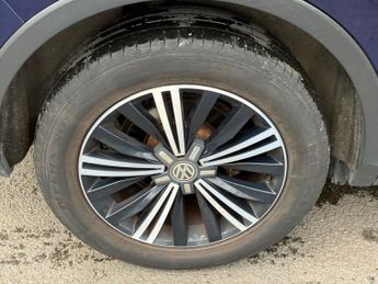 VOLKSWAGEN TIGUAN 2.0 TDI BlueMotion Tech SE Navigation SUV 5dr Diesel DSG 4Motion