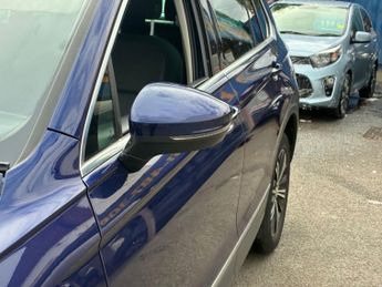 VOLKSWAGEN TIGUAN 2.0 TDI BlueMotion Tech SE Navigation SUV 5dr Diesel DSG 4Motion