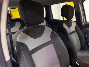 DACIA DUSTER 1.5 dCi Laureate SUV 5dr Diesel EDC Euro 6 (s/s) (110 ps)