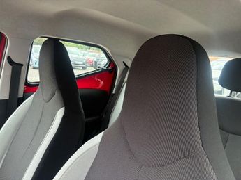 TOYOTA AYGO 1.0 VVT-i x-play Hatchback 5dr Petrol Manual Euro 6 (68 ps)