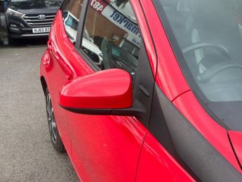 TOYOTA AYGO 1.0 VVT-i x-play Hatchback 5dr Petrol Manual Euro 6 (68 ps)