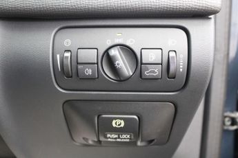 VOLVO XC60 2.4 D5 SE SUV 5dr Diesel Geartronic AWD Euro 5 (205 ps)