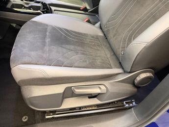 VOLKSWAGEN ID.4 Pure 52kWh Life SUV 5dr Electric Auto (148 ps)