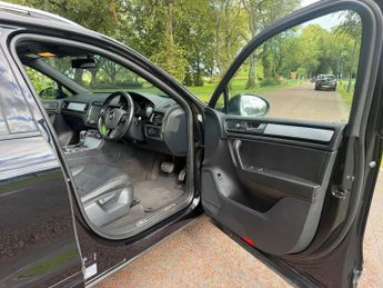 VOLKSWAGEN TOUAREG 3.0 TDI V6 BlueMotion Tech R-Line SUV 5dr Diesel Tiptronic 4WD E