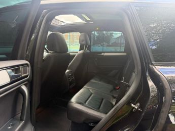 VOLKSWAGEN TOUAREG 3.0 TDI V6 BlueMotion Tech R-Line SUV 5dr Diesel Tiptronic 4WD E