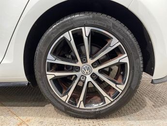 VOLKSWAGEN GOLF 2.0 TDI R-Line Hatchback 5dr Diesel DSG Euro 6 (s/s) (150 ps)
