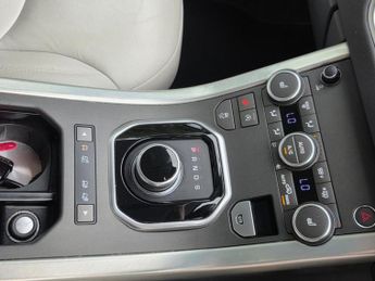 LAND ROVER RANGE ROVER EVOQUE 2.0 TD4 SE Tech SUV 5dr Diesel Auto 4WD Euro 6 (s/s) (180 ps)