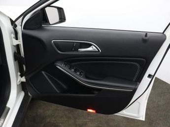 MERCEDES-BENZ GLA CLASS 1.6 GLA180 Urban Edition SUV 5dr Petrol 7G-DCT Euro 6 (s/s) (122