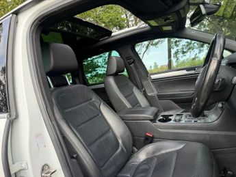 VOLKSWAGEN TOUAREG 3.0 TDI V6 BlueMotion Tech R-Line SUV 5dr Diesel Tiptronic 4WD E