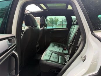 VOLKSWAGEN TOUAREG 3.0 TDI V6 BlueMotion Tech R-Line SUV 5dr Diesel Tiptronic 4WD E
