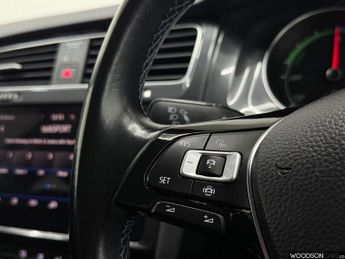 VOLKSWAGEN E-GOLF 35.8kWh e-Golf Hatchback 5dr Electric Auto (136 ps)