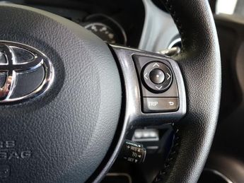 TOYOTA YARIS 1.5 VVT-h Y20 Bi-tone Hatchback 5dr Petrol Hybrid E-CVT Euro 6 (