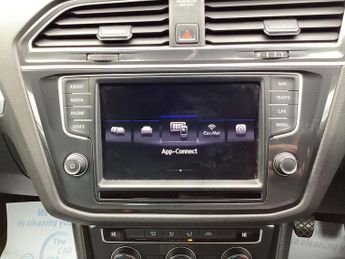 VOLKSWAGEN TIGUAN 1.4 TSI BlueMotion Tech SE Navigation SUV 5dr Petrol Manual Euro