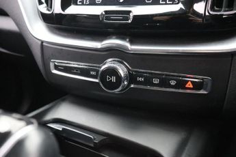 VOLVO XC60 2.0 T5 Momentum SUV 5dr Petrol Auto AWD Euro 6 (s/s) (250 ps)