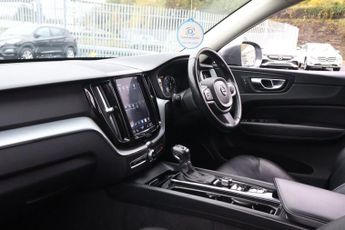 VOLVO XC60 2.0 T5 Momentum SUV 5dr Petrol Auto AWD Euro 6 (s/s) (250 ps)