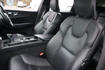 VOLVO XC60 2.0 T5 Momentum SUV 5dr Petrol Auto AWD Euro 6 (s/s) (250 ps)