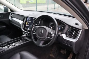 VOLVO XC60 2.0 T5 Momentum SUV 5dr Petrol Auto AWD Euro 6 (s/s) (250 ps)