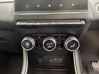 RENAULT CAPTUR 1.6 E-TECH techno SUV 5dr Petrol Hybrid Auto Euro 6 (s/s) (145 p