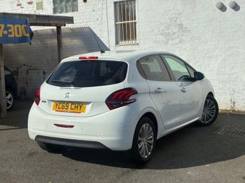 PEUGEOT 208 1.2 PureTech Signature Hatchback 5dr Petrol Manual Euro 6 (s/s) 