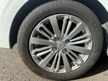 PEUGEOT 208 1.2 PureTech Signature Hatchback 5dr Petrol Manual Euro 6 (s/s) 