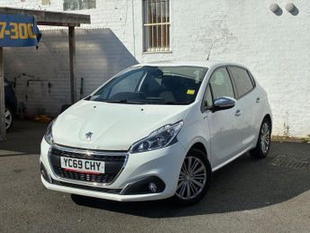 PEUGEOT 208 1.2 PureTech Signature Hatchback 5dr Petrol Manual Euro 6 (s/s) 