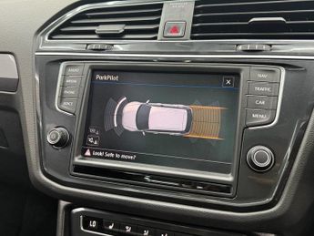 VOLKSWAGEN TIGUAN 2.0 TDI BlueMotion Tech R-Line SUV 5dr Diesel DSG 4Motion Euro 6