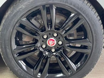 JAGUAR XE 2.0 D180 SE Saloon 4dr Diesel Auto Euro 6 (s/s) (180 ps)