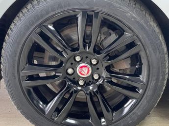 JAGUAR XE 2.0 D180 SE Saloon 4dr Diesel Auto Euro 6 (s/s) (180 ps)