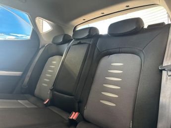 KIA CEED 1.6 CRDi 2 Hatchback 5dr Diesel Auto Euro 5 (126 bhp)