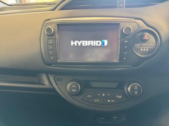 TOYOTA YARIS 1.5 VVT-h Design Hatchback 5dr Petrol Hybrid E-CVT Euro 6 (101 p