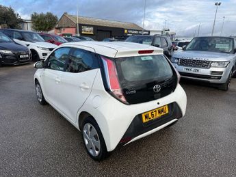 TOYOTA AYGO 1.0 VVT-i x-play Hatchback 5dr Petrol x-shift Euro 6 (68 ps) 6 S