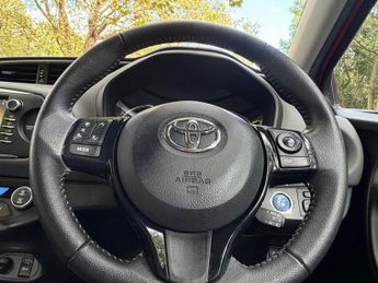 TOYOTA YARIS 1.5 VVT-h Icon Hatchback 5dr Auto Petrol Hybrid E-CVT Euro 6 (s/