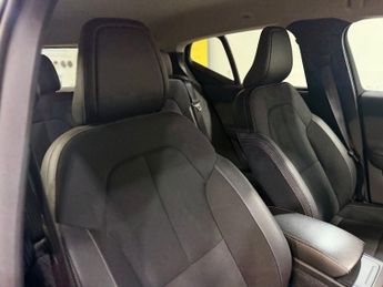 VOLVO XC40 2.0 D3 Momentum Pro SUV 5dr Diesel Auto Euro 6 (s/s) (150 ps)