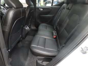 VOLVO XC40 2.0 T4 Momentum (Pan Roof) SUV 5dr Petrol Auto AWD Euro 6 (s/s) 