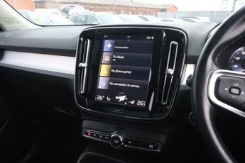 VOLVO XC40 2.0 T4 Momentum (Pan Roof) SUV 5dr Petrol Auto AWD Euro 6 (s/s) 