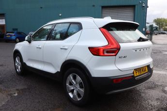 VOLVO XC40 2.0 T4 Momentum (Pan Roof) SUV 5dr Petrol Auto AWD Euro 6 (s/s) 
